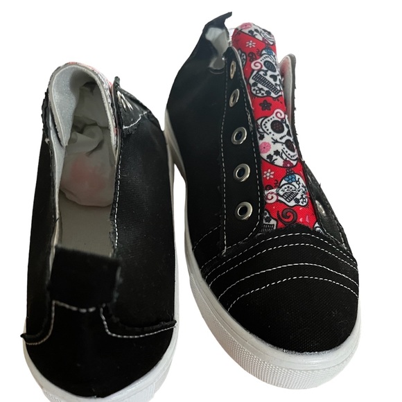 NWOT Ladies Slip on Sneakers - Picture 2 of 7